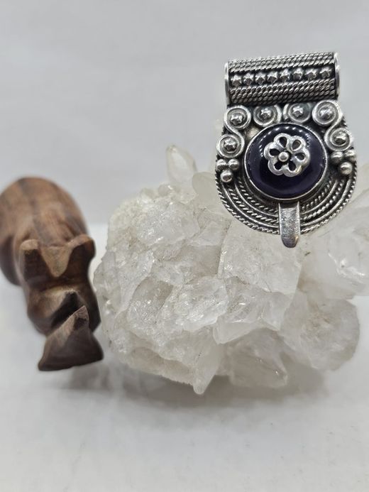 Colgantes de plata con mineral. Ónix labrado