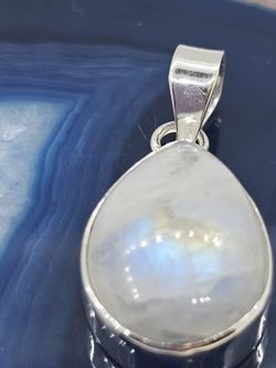 Colgantes de plata con mineral. Piedra de luna