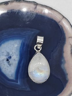 Colgantes de plata con mineral. Piedra de luna