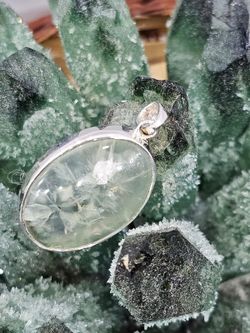 Colgantes de plata con mineral Prehenita