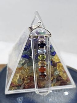Colgantes de plata con mineral. Punta de cuarzo con los 7 chakras engarzzados