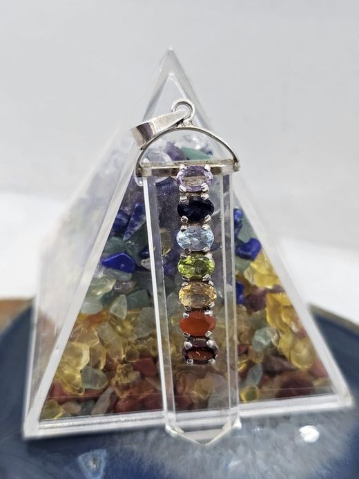 Colgantes de plata con mineral. Punta de cuarzo con los 7 chakras engarzzados