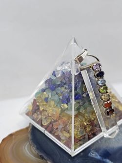 Colgantes de plata con mineral. Punta de cuarzo con los 7 chakras engarzzados