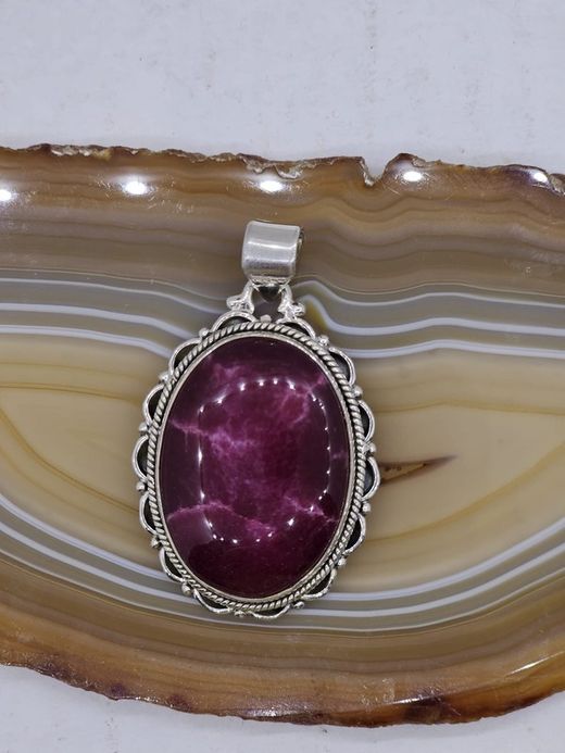Colgantes de plata con mineral. Rubí corindón con cenefa