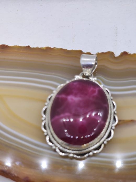Colgantes de plata con mineral. Rubí corindón con cenefa