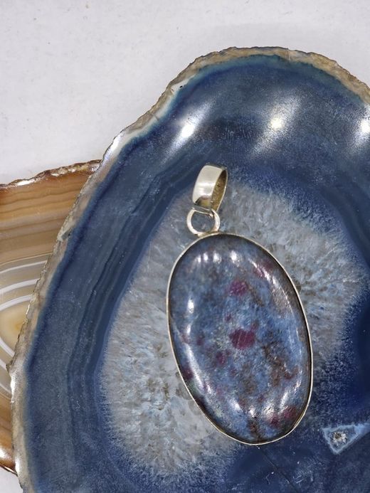Colgantes de plata con mineral. Rubí Keynight