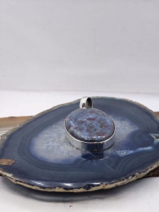 Colgantes de plata con mineral. Rubí Keynight
