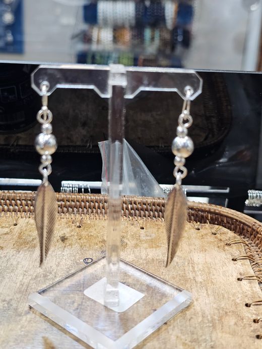 Pendientes de plata con bolas y pluma