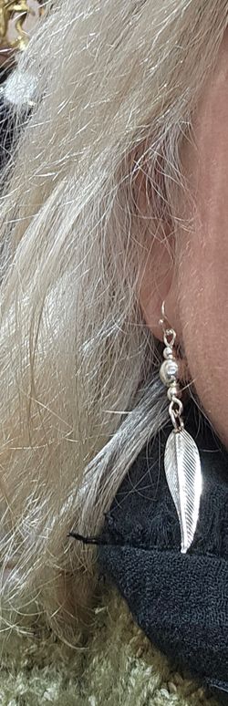 Pendientes de plata con bolas y pluma
