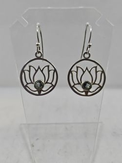 Pendientes gancho de flor de loto. Cuarzo místico