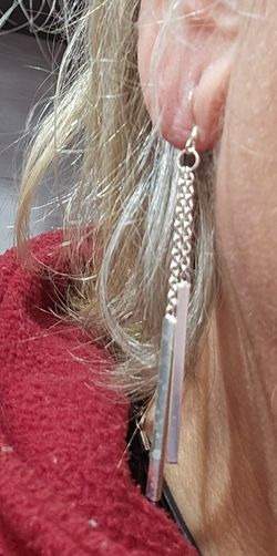 Pendientes gancho de plata. Se componen de 2 cadenas y dos barras a diferentes alturas.