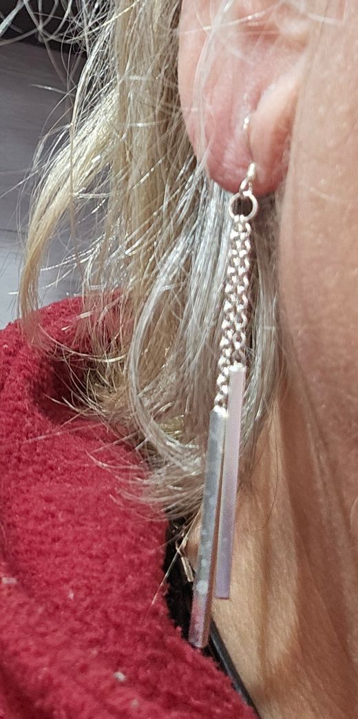 Pendientes gancho de plata. Se componen de 2 cadenas y dos barras a diferentes alturas.