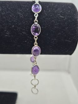 Pulsera de plata con mineral. Amatista ovalada