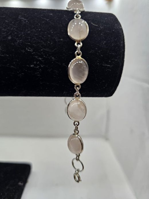 Pulsera de plata con mineral. Cuarzo rosa ovalado