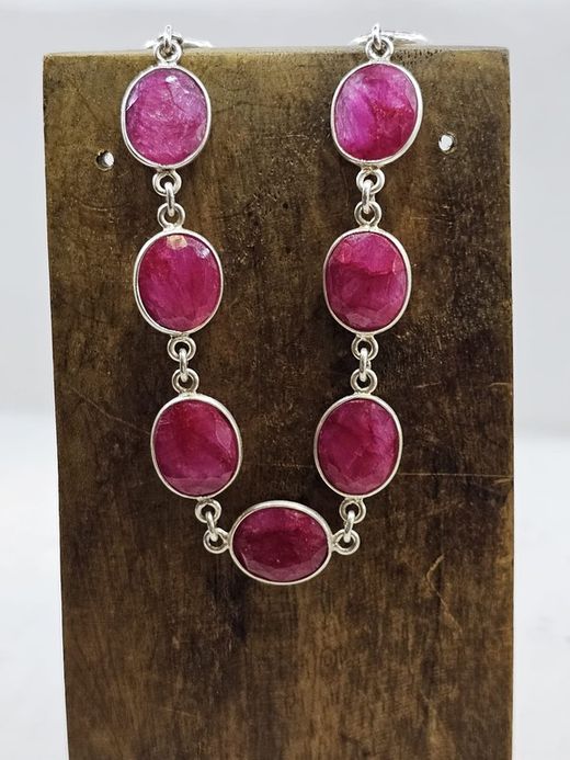 Pulsera de plata con mineral. Rubí