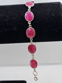Pulsera de plata con mineral. Rubí