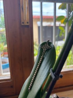 Pulsera de plata lisa. Nudo de bruja