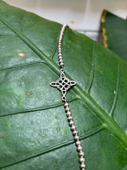 Pulsera de plata lisa. Nudo de bruja