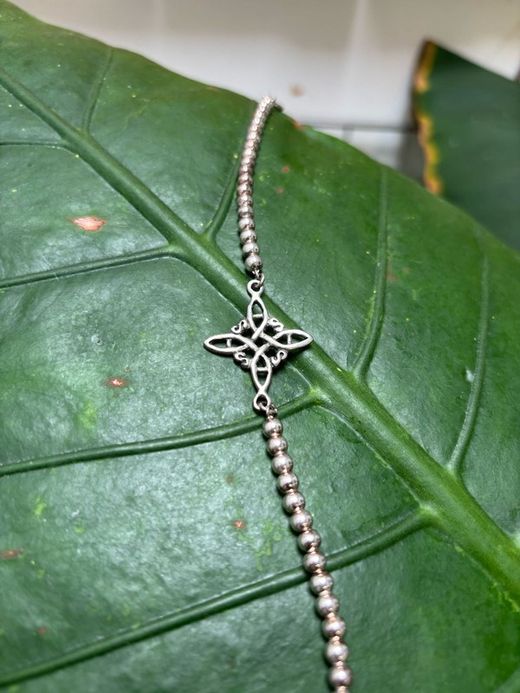 Pulsera de plata lisa. Nudo de bruja